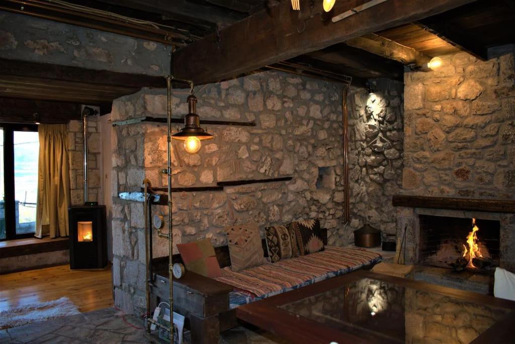 Villa Μικρή Πέτρινη Μεζονέτα 2 Lílaia Esterno foto