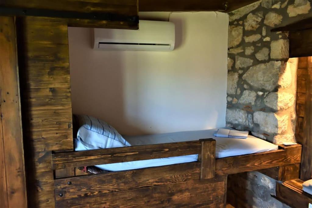 Villa Μικρή Πέτρινη Μεζονέτα 2 Lílaia Esterno foto