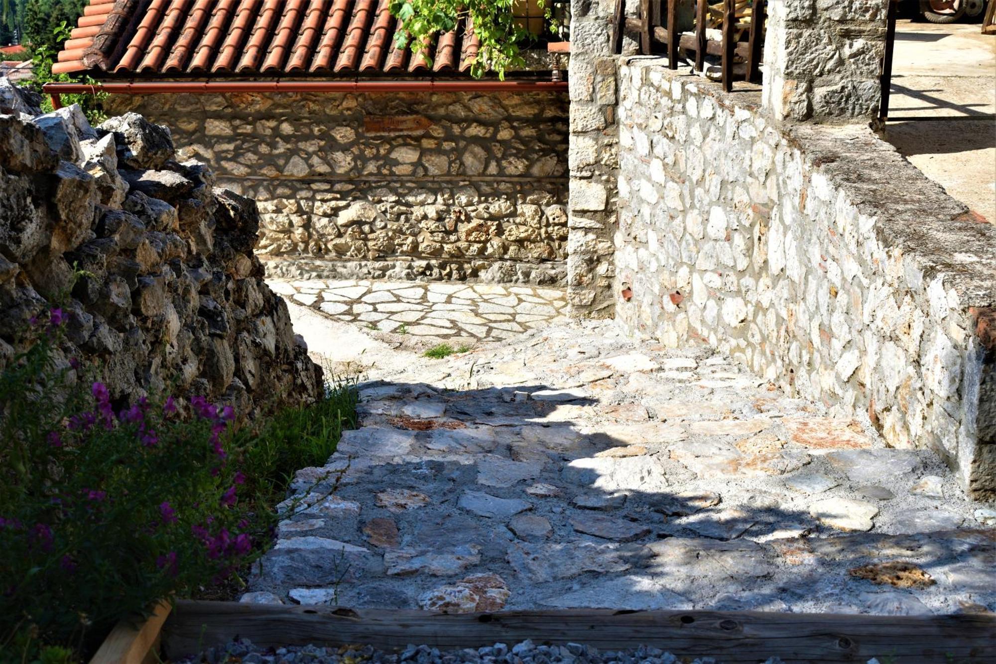 Villa Μικρή Πέτρινη Μεζονέτα 2 Lílaia Esterno foto